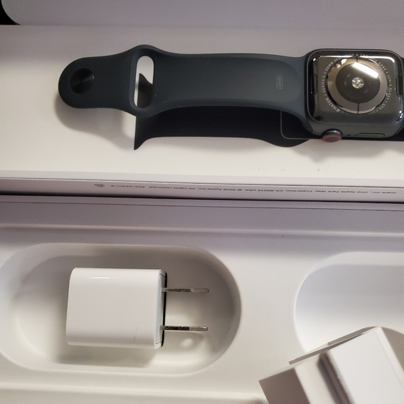 Apple Watch Gen 5 Series 5 Cell 40mm Space Gray Al - Picture 4 of 8